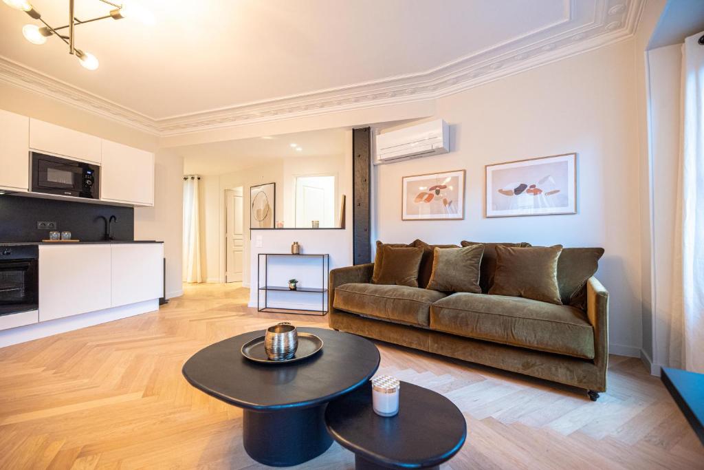 巴黎Luxury apartments in Paris Center的客厅配有沙发和桌子