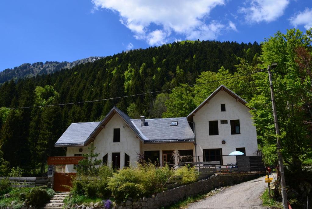 圣皮耶尔德沙尔特勒斯库策隆作坊旅馆的一座白房子,后面有山