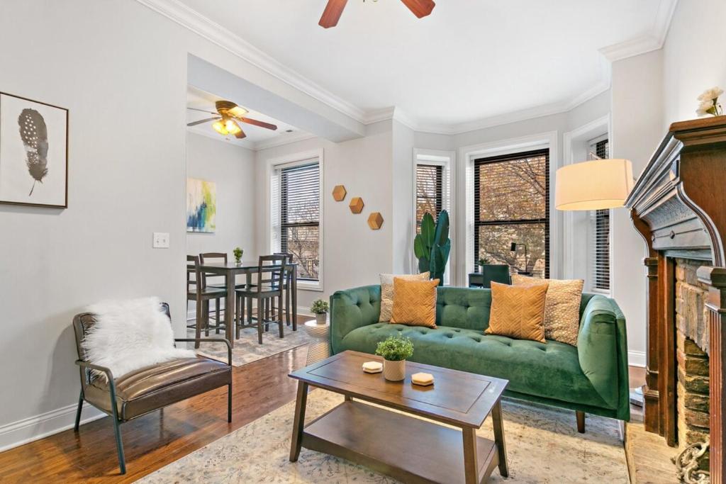 芝加哥3BR Perfect Getaway Chicago Apartment - Newport 2的客厅配有绿色沙发和桌子