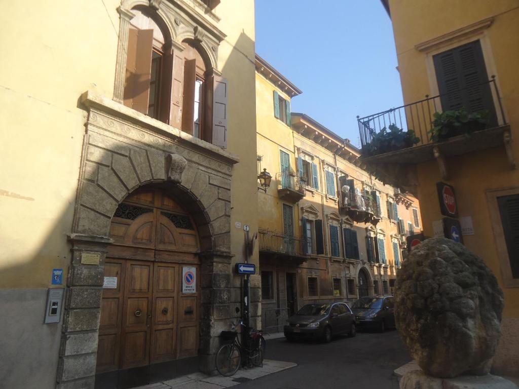 维罗纳女性青年旅舍 的街道上设有大木门的建筑
