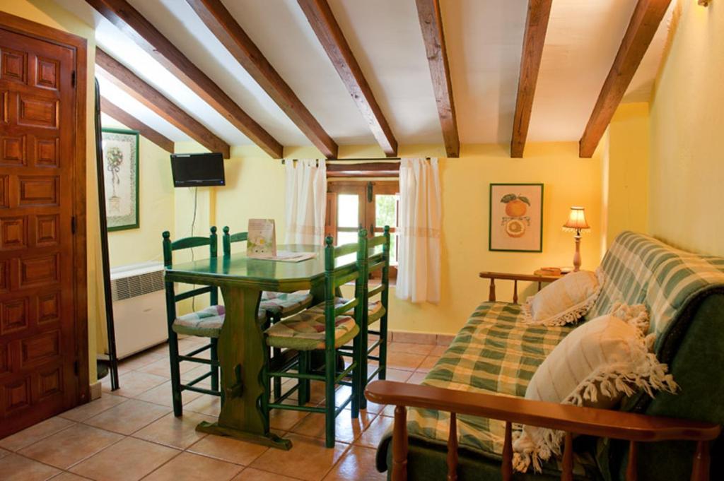 罗夫莱迪略德加塔One bedroom apartement with balcony and wifi at Robledillo de Gata的客厅配有桌子和沙发