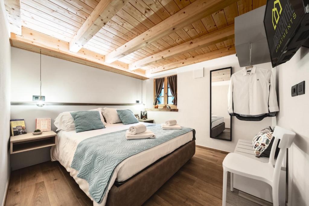 奥斯塔Aosta Centre Apartments - Martinet 17的一间卧室,卧室内配有一张大床