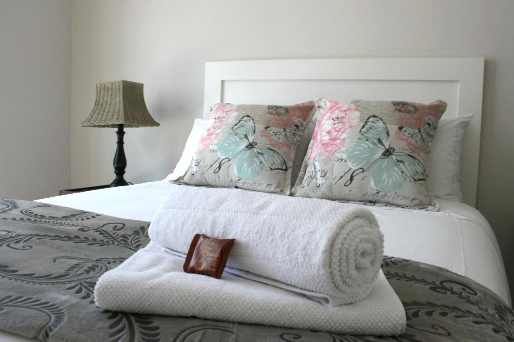 东伦敦Summit Place的一张带毛巾和枕头的白色床