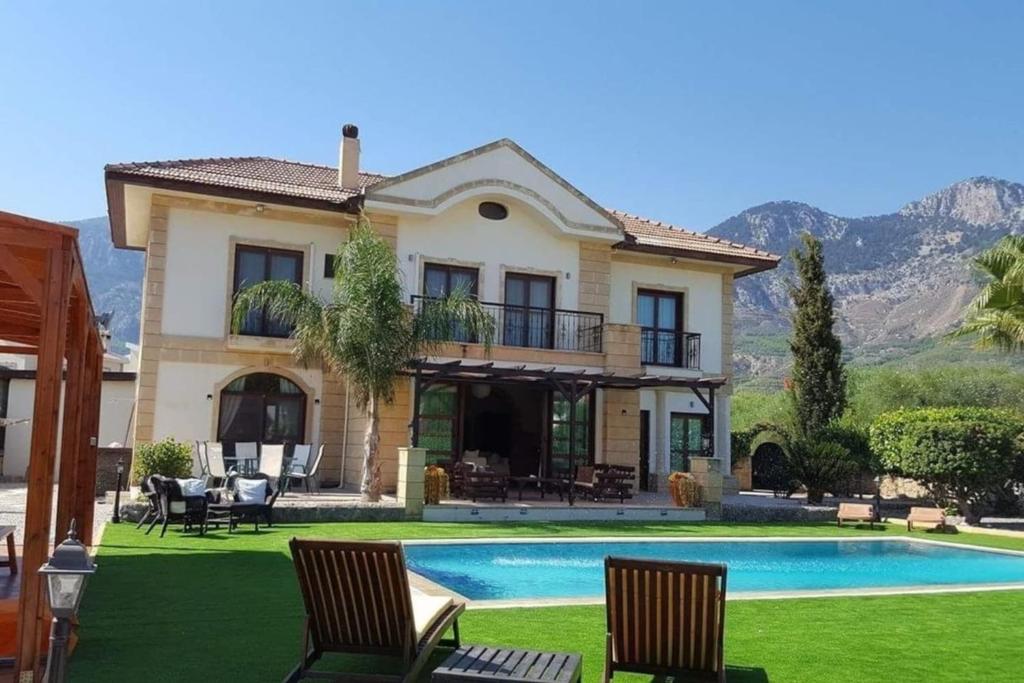 拉普索斯Stunning Private Villa - Beautiful Gardens & Pool的庭院中带游泳池的房子
