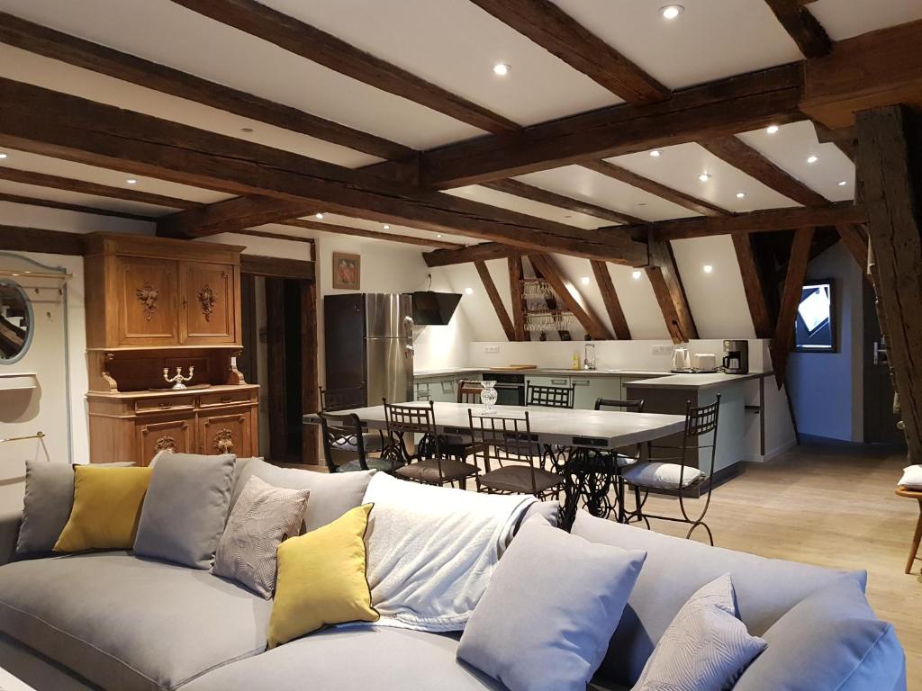 利克维à l'orée du bois的带沙发的客厅和厨房