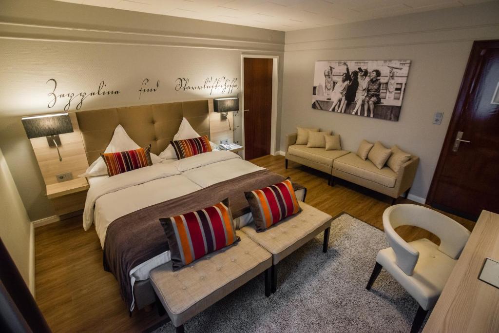 汉堡泽培林汉堡酒店的一间卧室配有一张大床和一张沙发