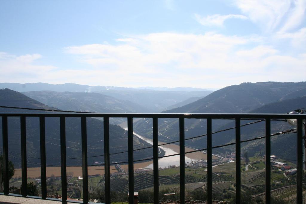Casal de Loivos卡萨达东堤酒店的阳台享有山谷美景。
