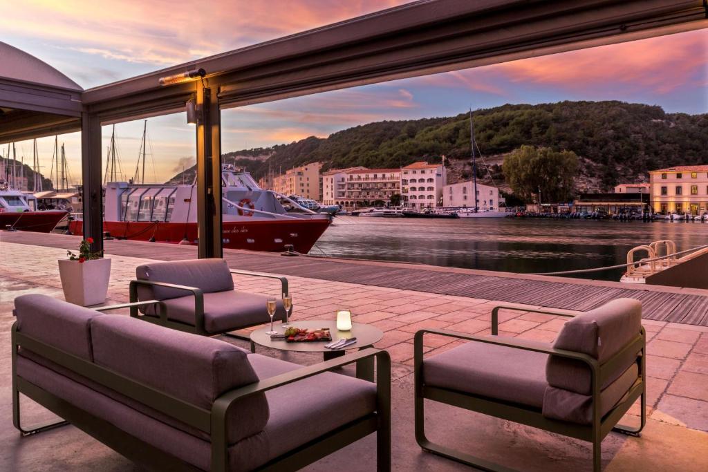 博尼法乔杜罗迪阿拉冈贝斯特韦斯特酒店的享有河流和船只美景的阳台。
