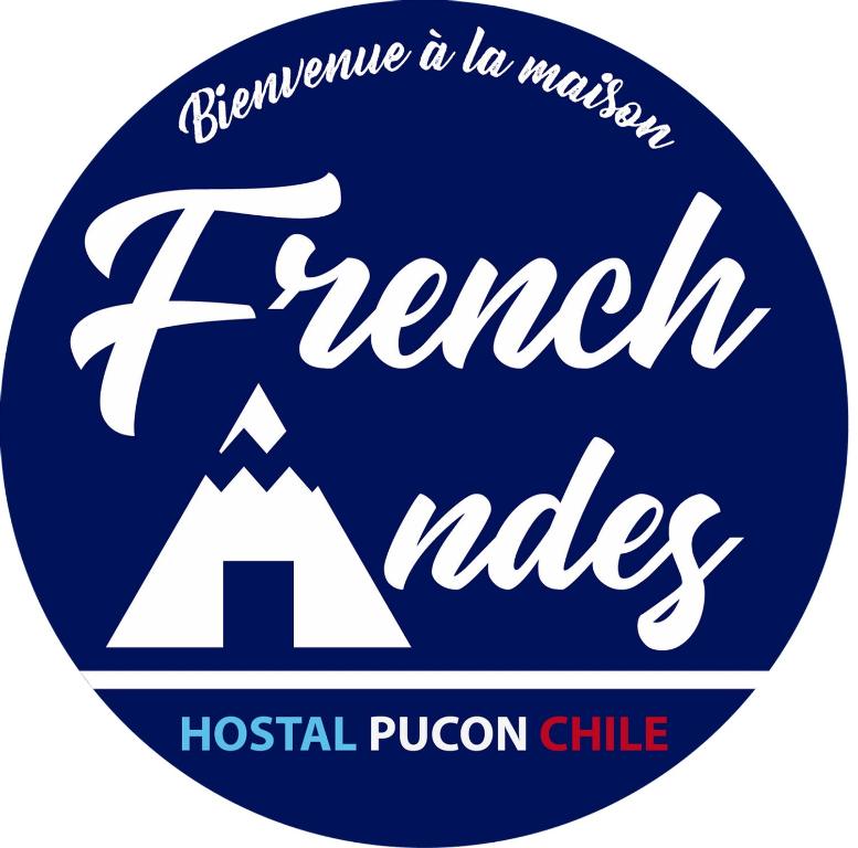 普孔French Andes Apart & Chile Campers Rental的标有医院和山名的蓝色标志