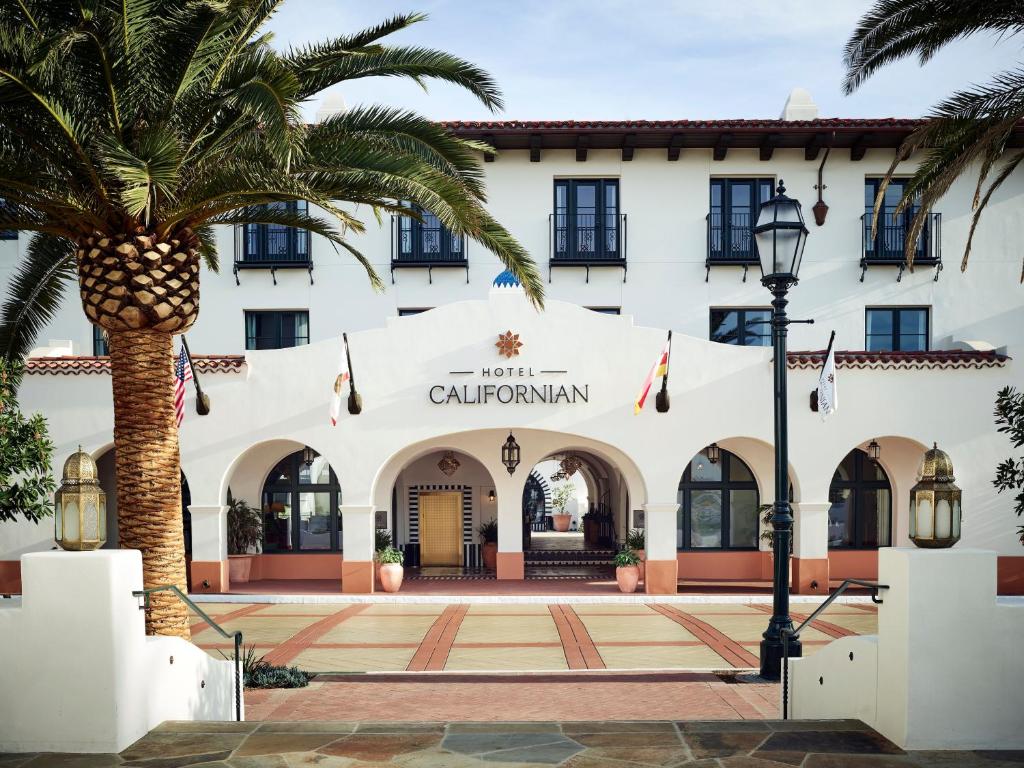 圣巴巴拉凯丽佛润酒店的一座建筑前有棕榈树的酒店