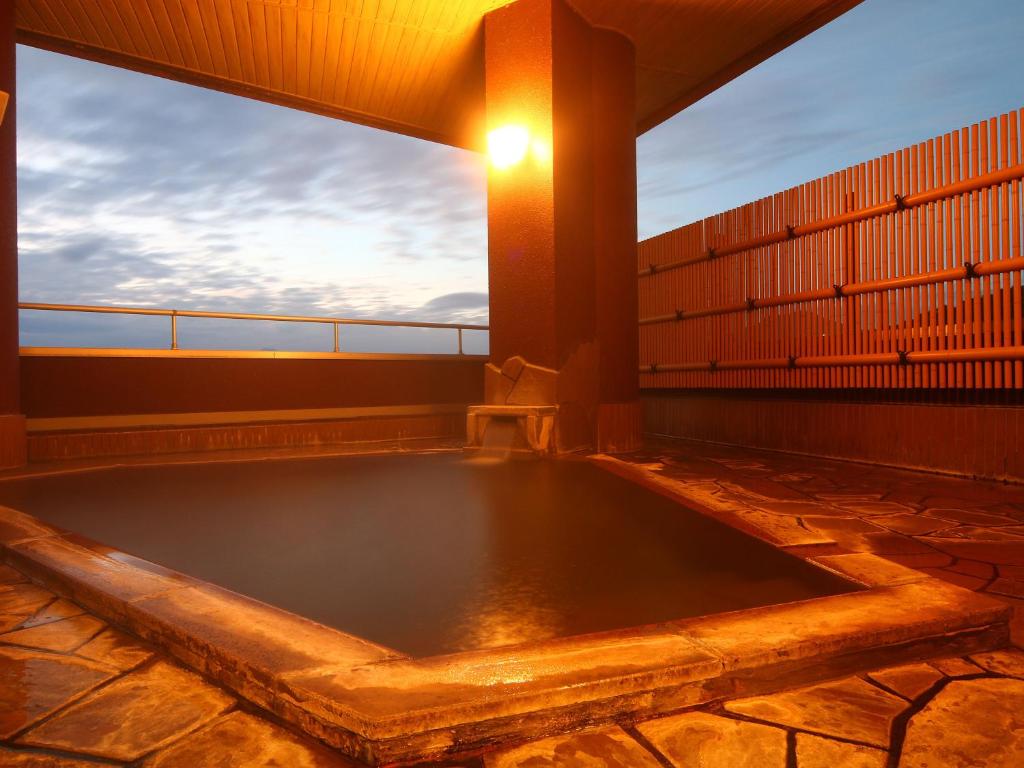 山之内町奥莫达卡酒店的建筑物屋顶上的热水浴池