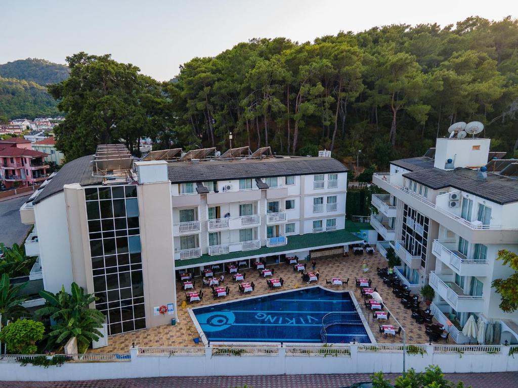 凯麦尔Viking Express Hotel的享有酒店空中美景,设有游泳池