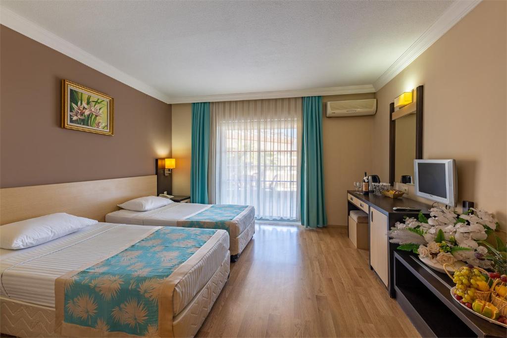 凯麦尔维京诺娜海滩酒店的酒店客房设有两张床和电视。
