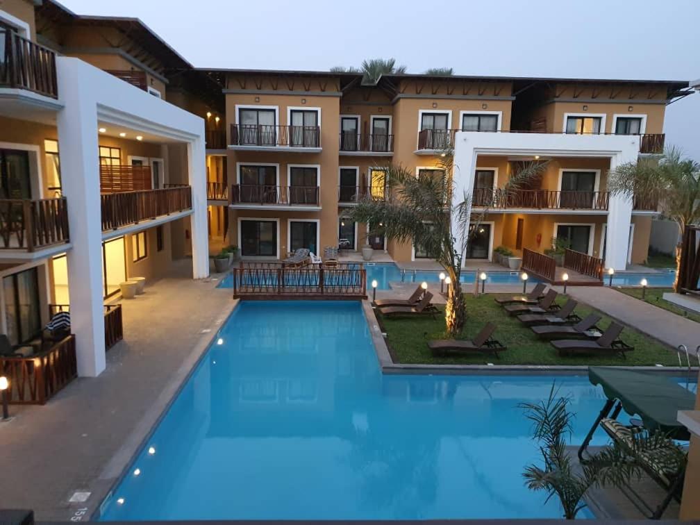 班珠尔Magnifique Appartement au coeur de la Senegambia Kololi的游泳池的图片