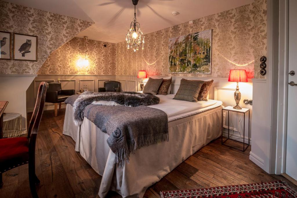 布勒萨普布罗萨捷斯提芙丽酒店暨SPA的一间卧室配有一张大床和一个吊灯。