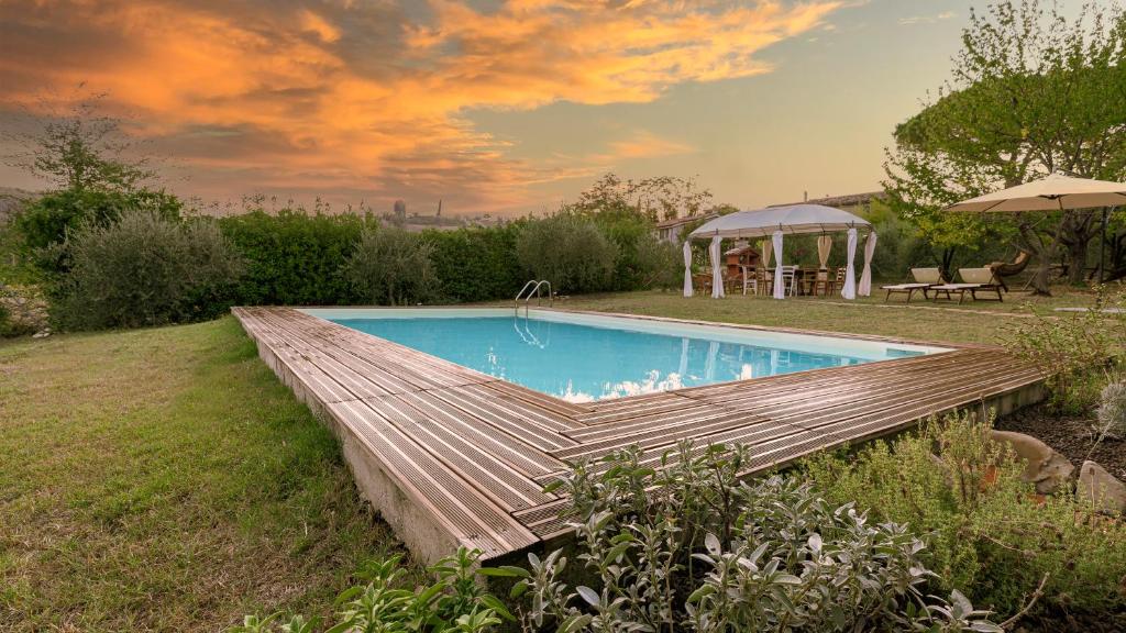 MonteciccardoMulino dei Camini的一个带凉亭的庭院内的游泳池