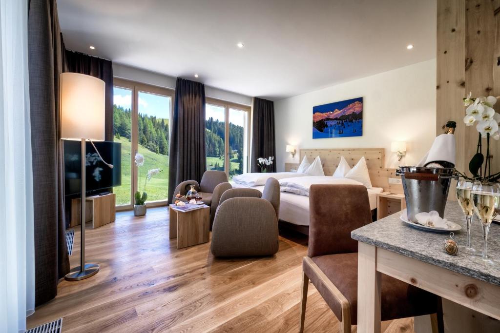 阿罗萨高尔夫球－&霍夫马朗运动酒店的酒店客房带一张床、一张桌子和椅子