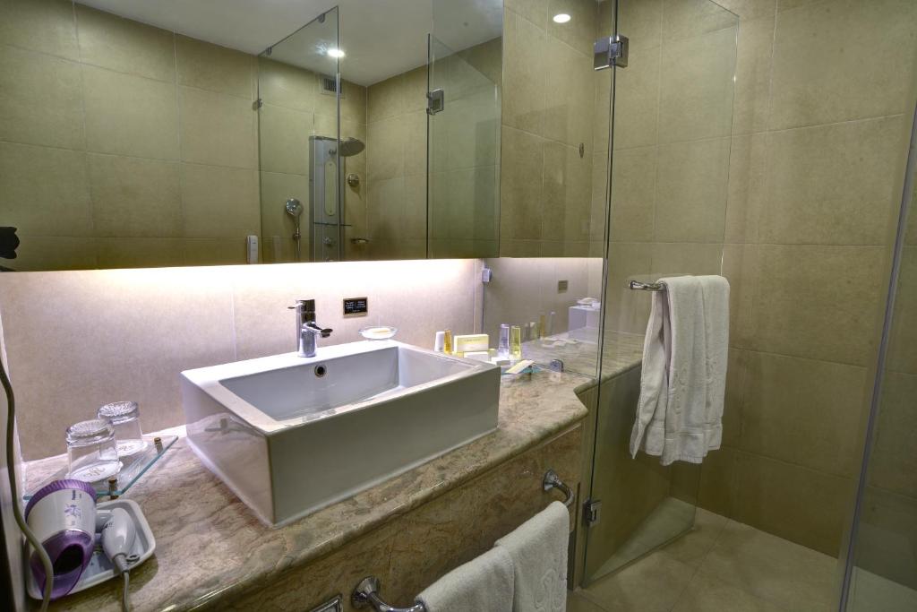 布尔班布尔班珍珠洲际酒店的一间带水槽和大镜子的浴室