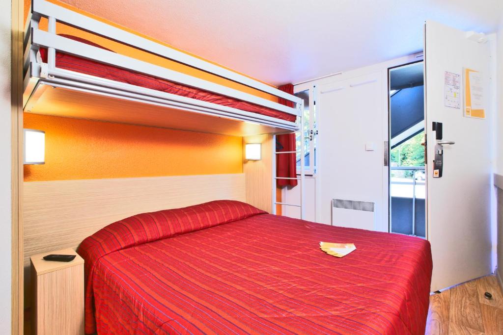 Parçay-Meslay克拉西图尔斯诺尔迪普瑞米尔经典酒店的一间卧室配有红色的床和红色毯子