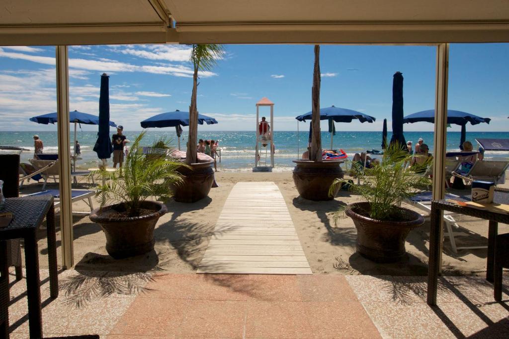 阿拉西奥美帝特拉奈大酒店的享有海滩美景,配有遮阳伞和海洋美景。