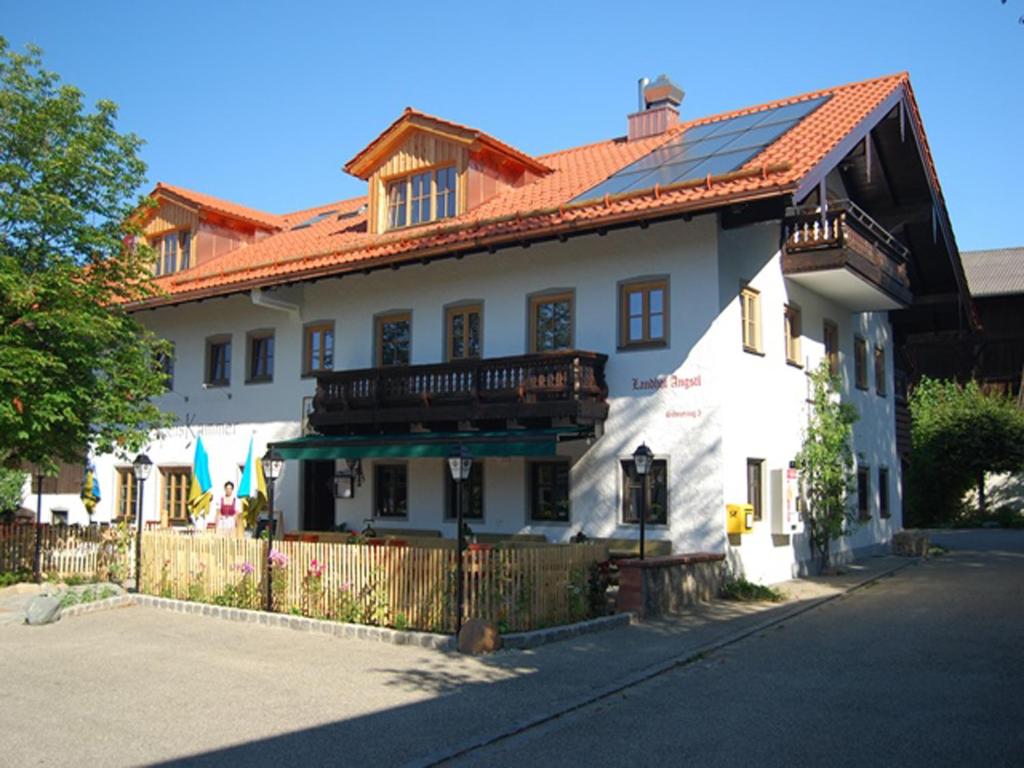 HöslwangLandhof Angstl - Gästezimmer und Tagungsraum的一座大型白色房屋,设有红色屋顶