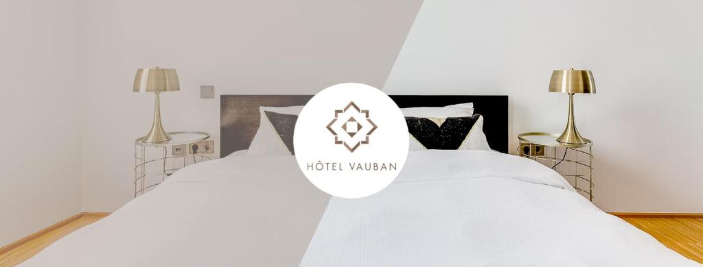卢森堡沃邦酒店的一间卧室配有两张带白色床单的床