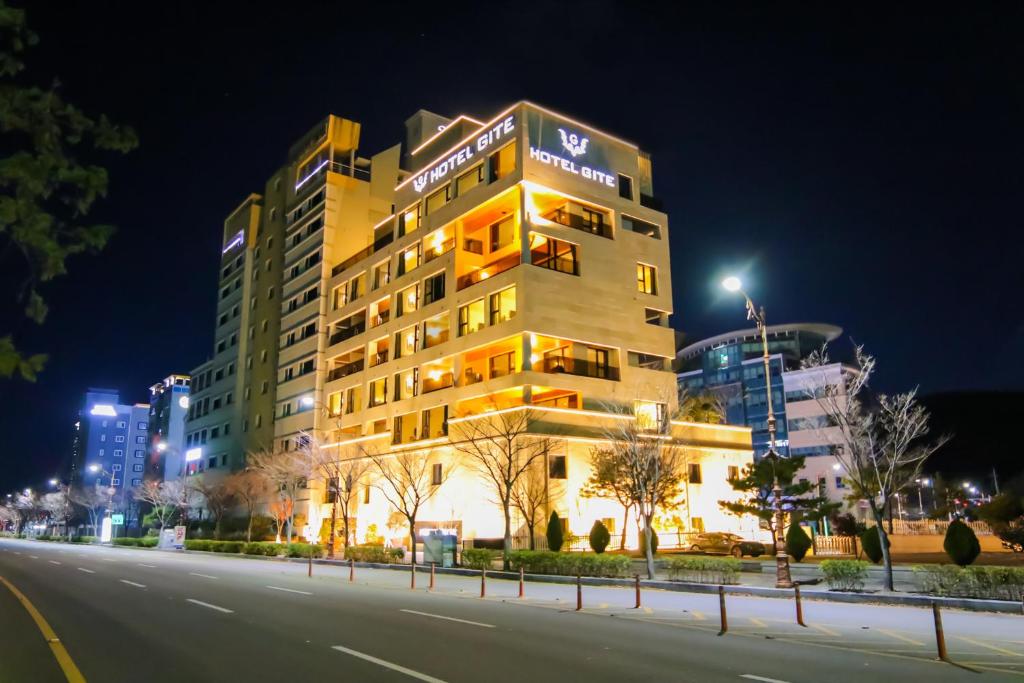 顺天市Suncheon Hotel Gite的街上的一栋建筑