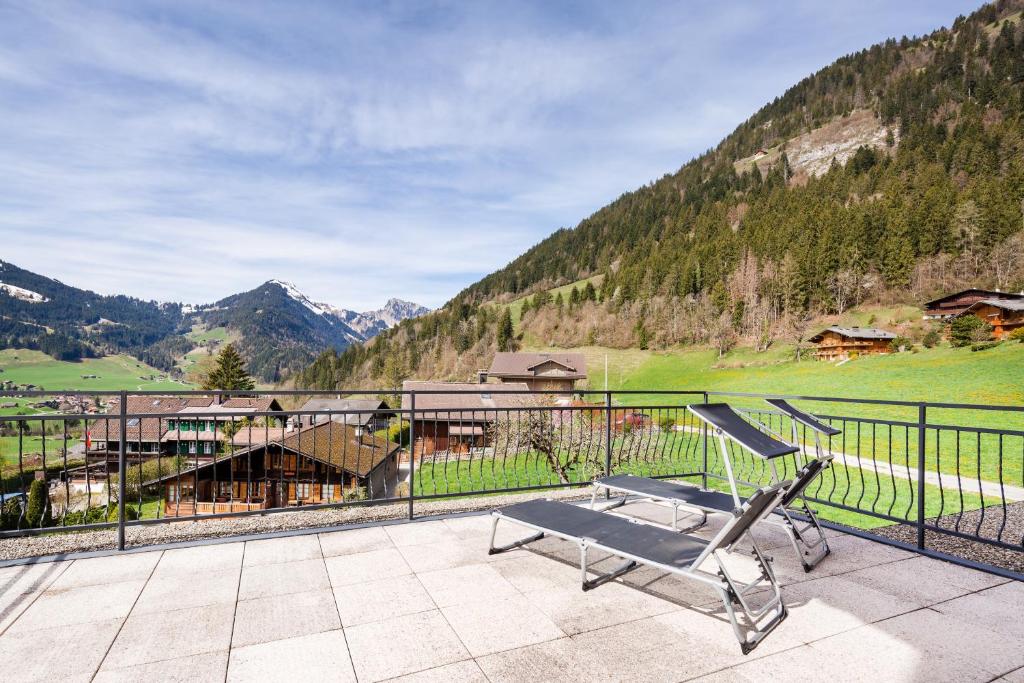 代堡Luxury Alpine Apartment的山景阳台上的椅子