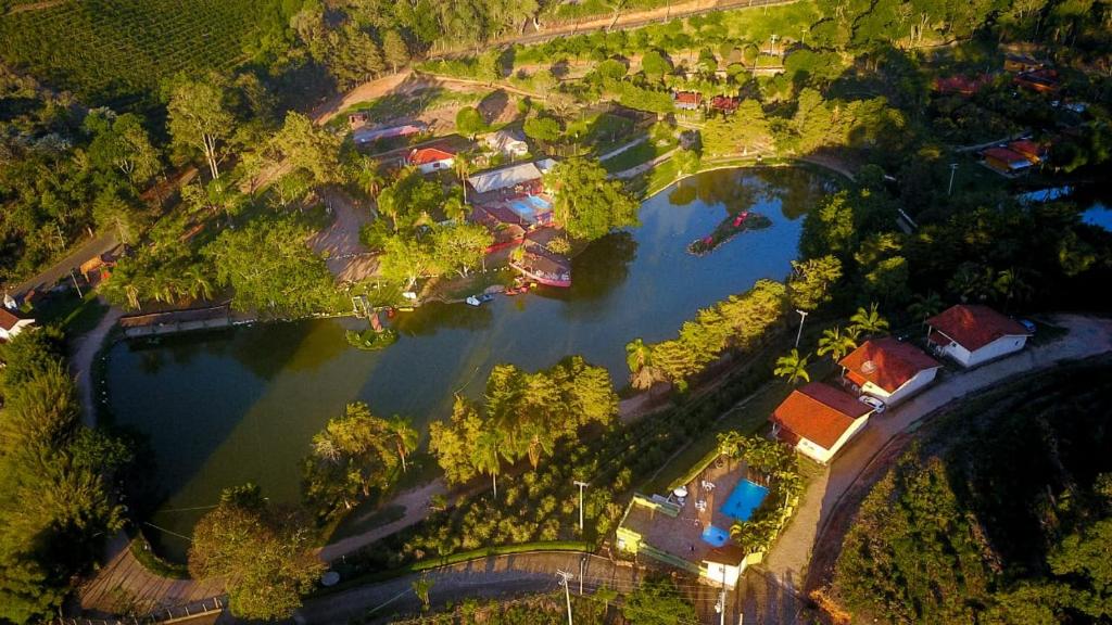 塞拉内格拉Parque Pousada Macaquinho Turismo的享有河流的顶部景色,河流上方有房屋和树木