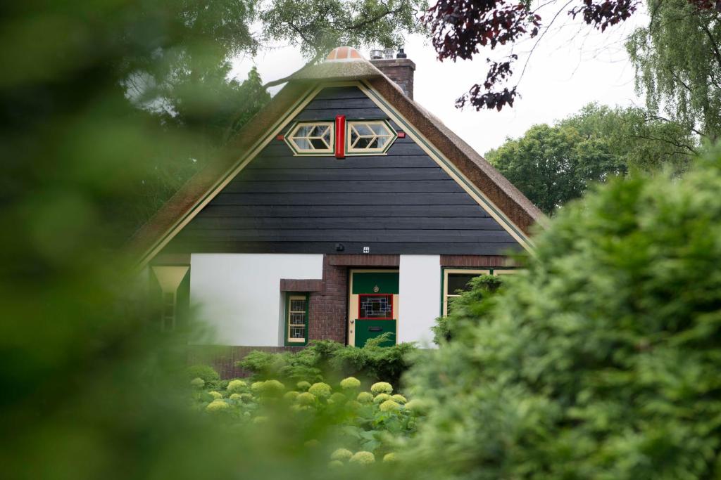 福尔特赫伊曾弗洛瑞娜塔度假屋的一座带绿门和红色窗户的房子