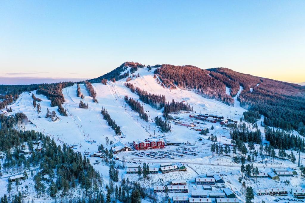 TranstrandKläppen Ski Resort的雪覆盖的山中,有滑雪胜地