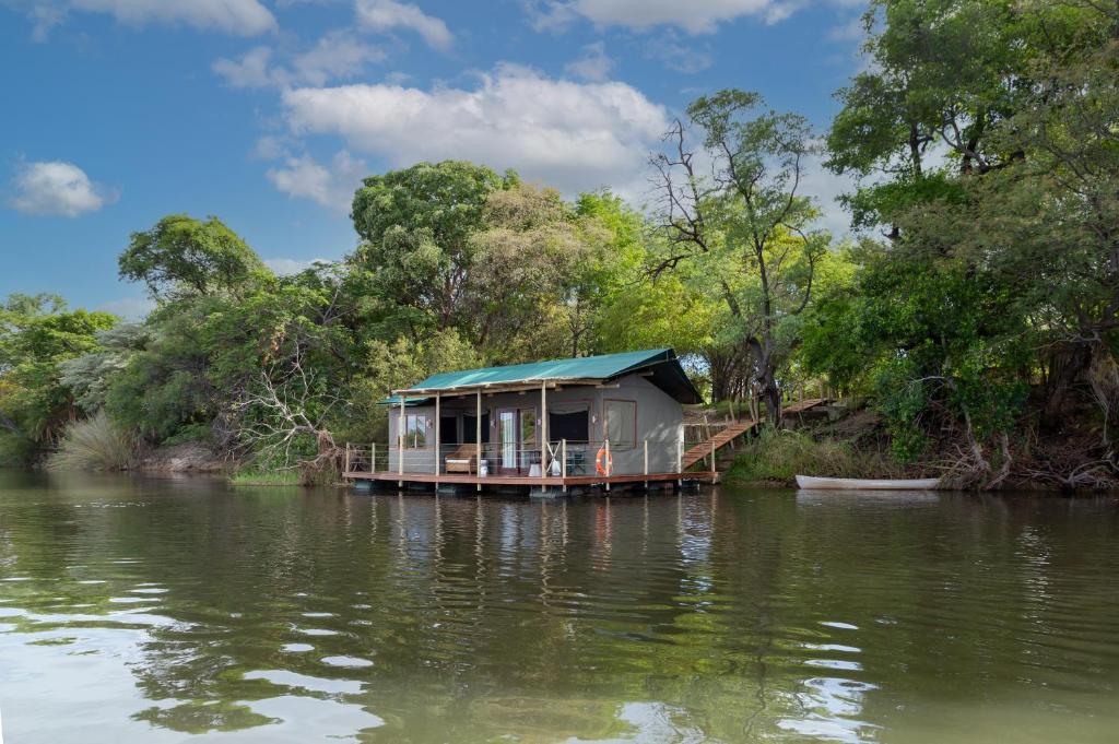 Mahango努霍夫野生动物山林小屋的河上船屋