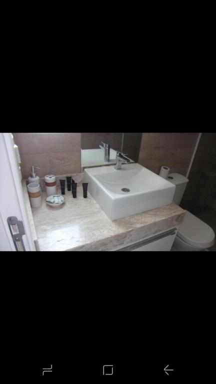 马塞约WATER FRONT的浴室配有白色水槽和卫生间。