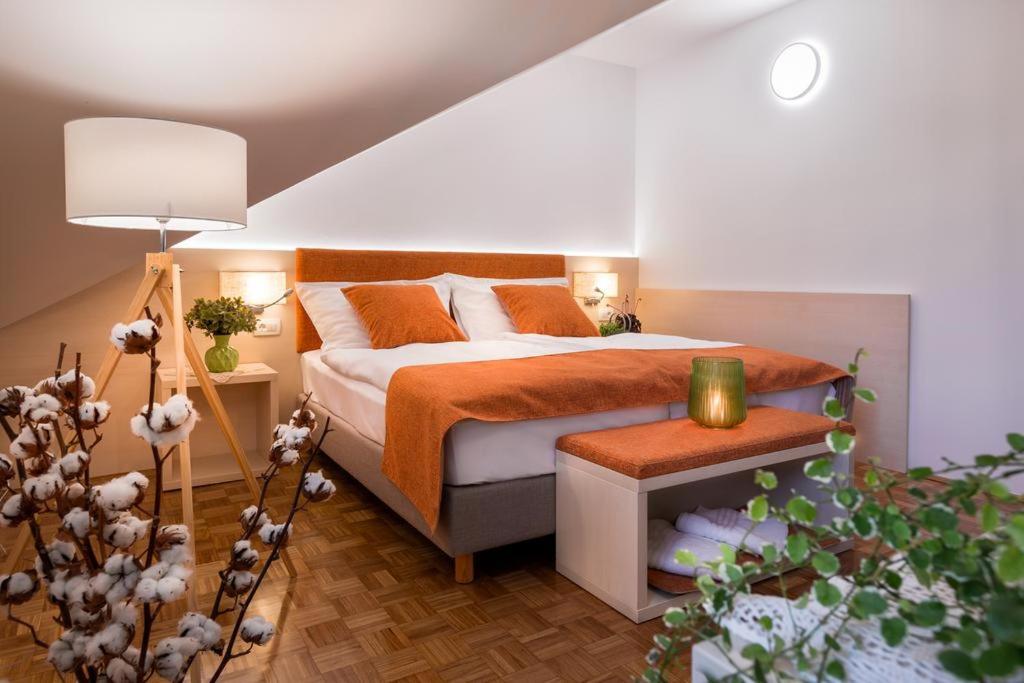 新梅斯托Hotel Gostilna Vovko的一间卧室配有一张带橙色床罩的床