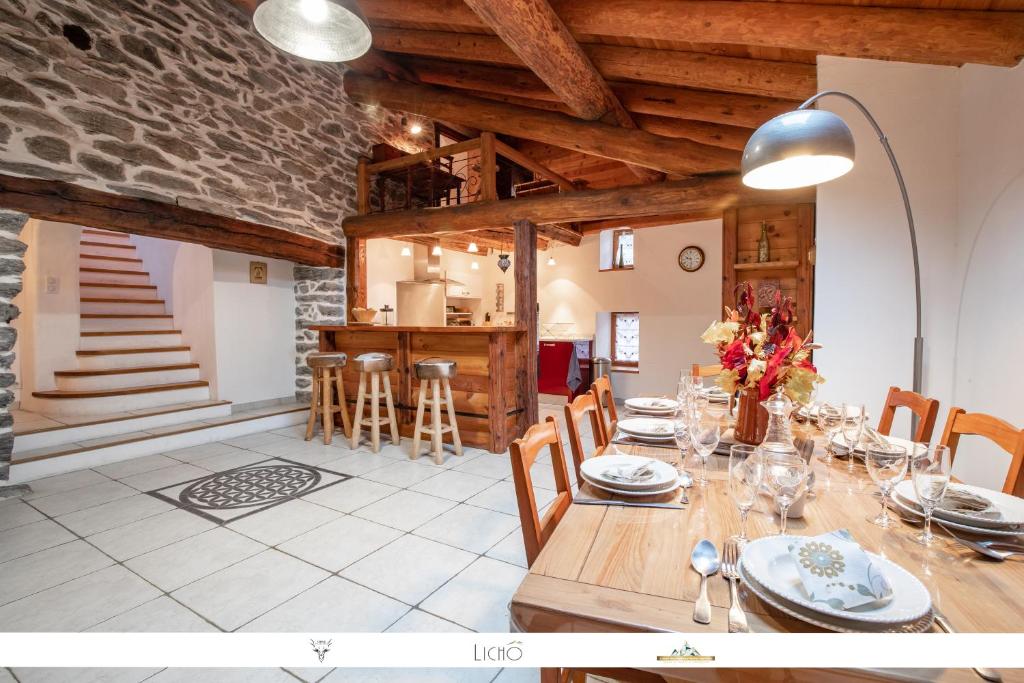 Val CenisChalet Alpin的一间大餐厅,配有桌椅