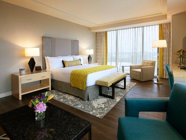 汉诺瓦Live! Casino & Hotel - Baltimore Washington Airport – BWI的酒店客房设有床和客厅。