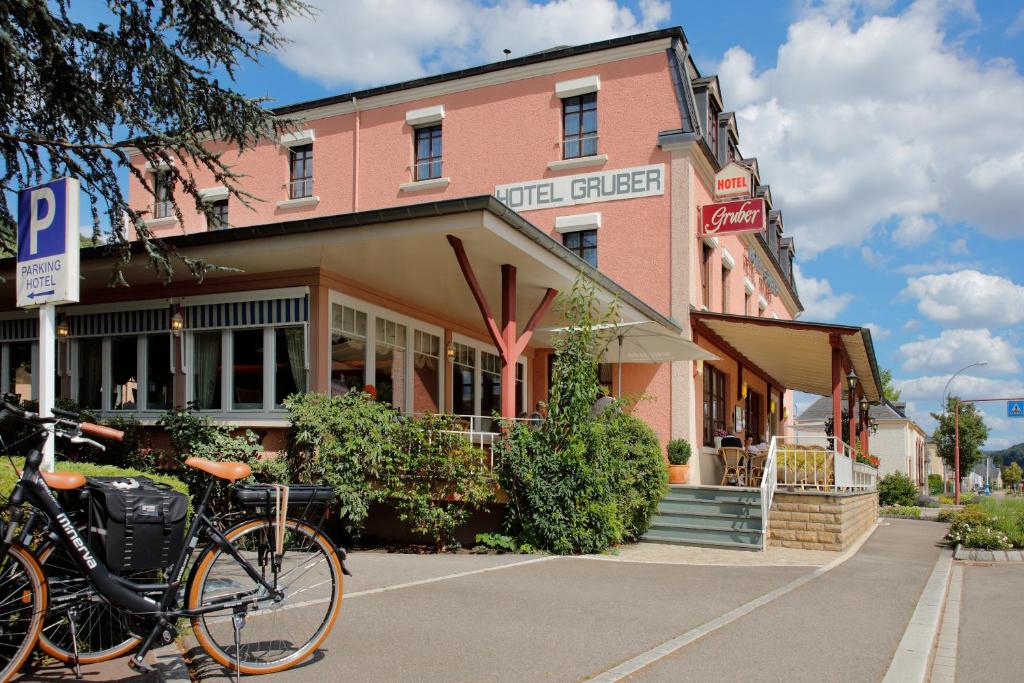 施泰因海姆格鲁伯酒店的停在大楼前的自行车