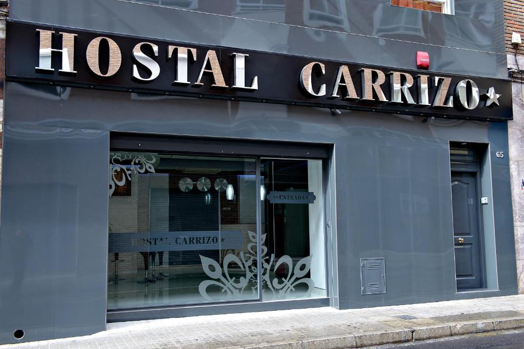 埃尔达Hostal Carrizo的一家有医院车祸标志的商店