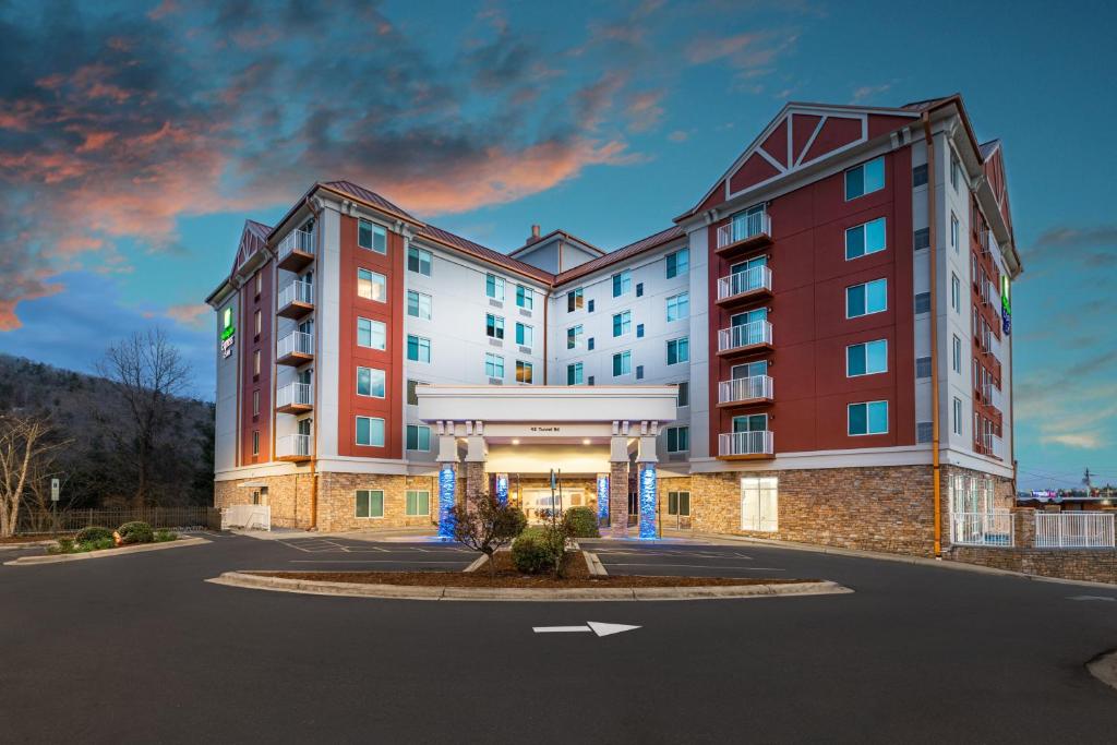阿什维尔Holiday Inn Express & Suites Asheville Downtown, an IHG Hotel的停车场酒店 ⁇ 染