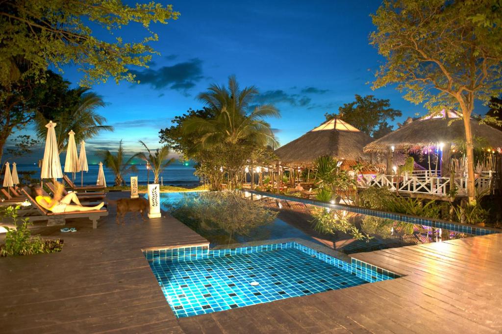 高兰拉兰塔休闲度假酒店的夜间带游泳池的度假村
