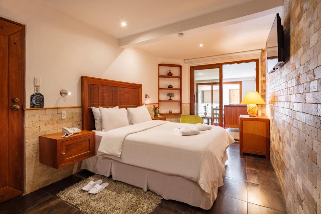 巴尼奥斯Casa del Balcon的卧室配有一张白色大床