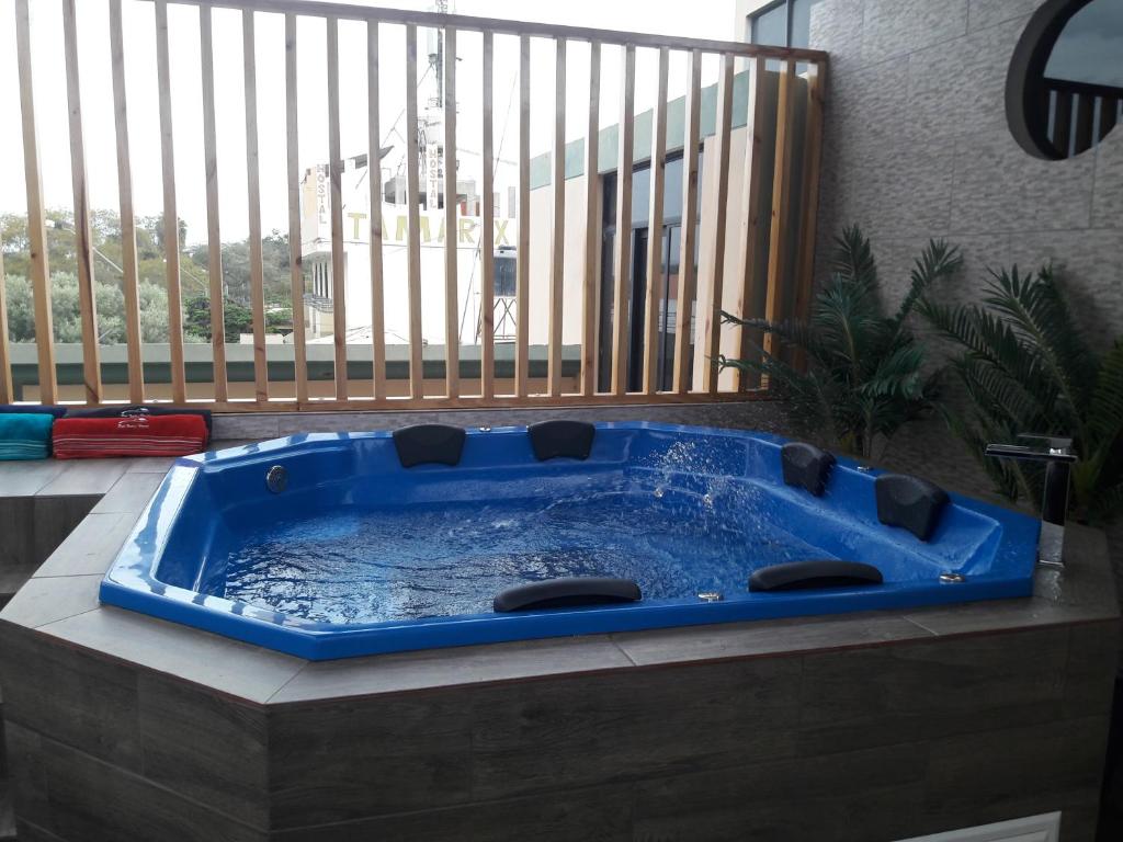 伊察Del Valle House的窗户客房内的大蓝色浴缸