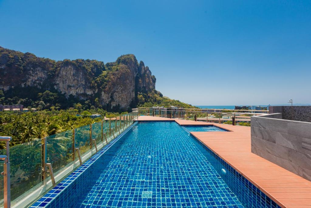 奥南海滩Vacay Aonang Hotel的海景游泳池