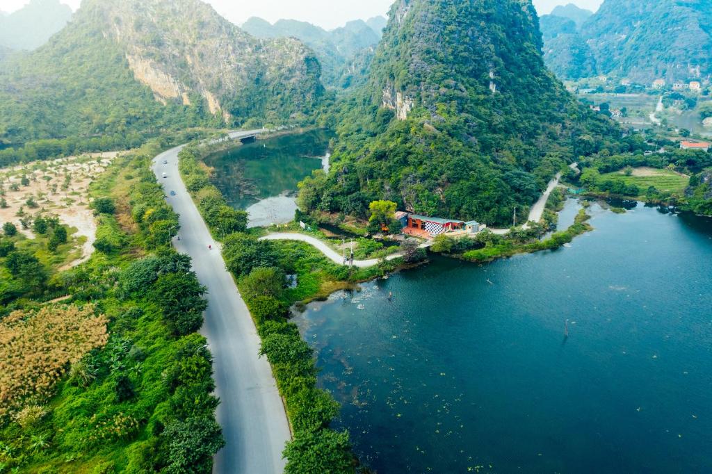 宁平Trang An Freedom Hood的享有河流和山脉的空中景致,设有道路