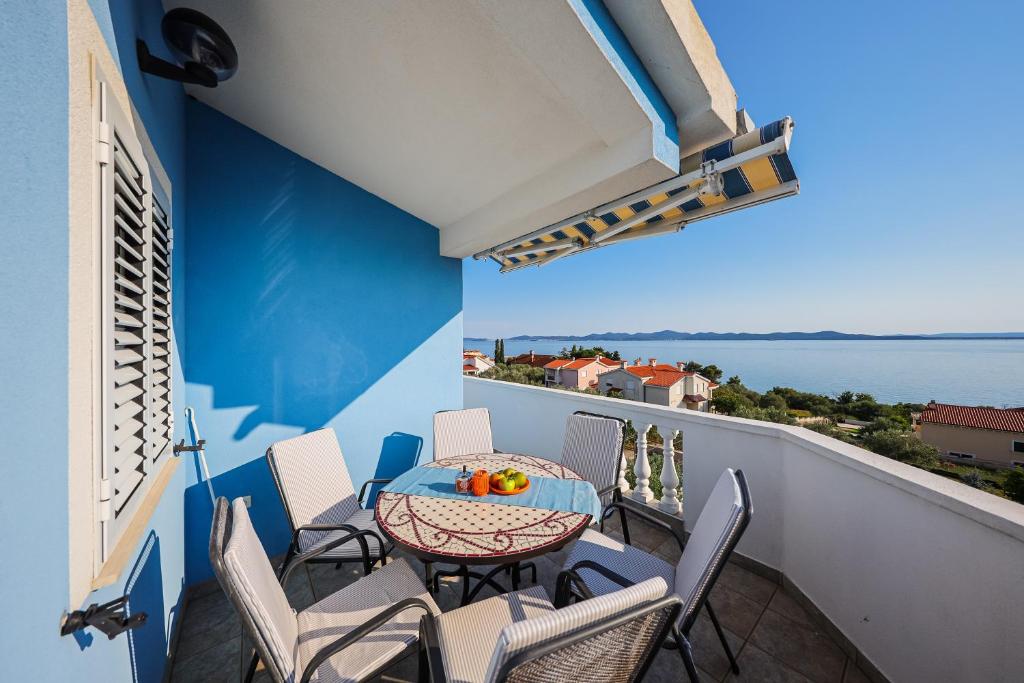 Luton Apartment Zadar Kozino Heating Pool & Jacuzzi的阳台或露台