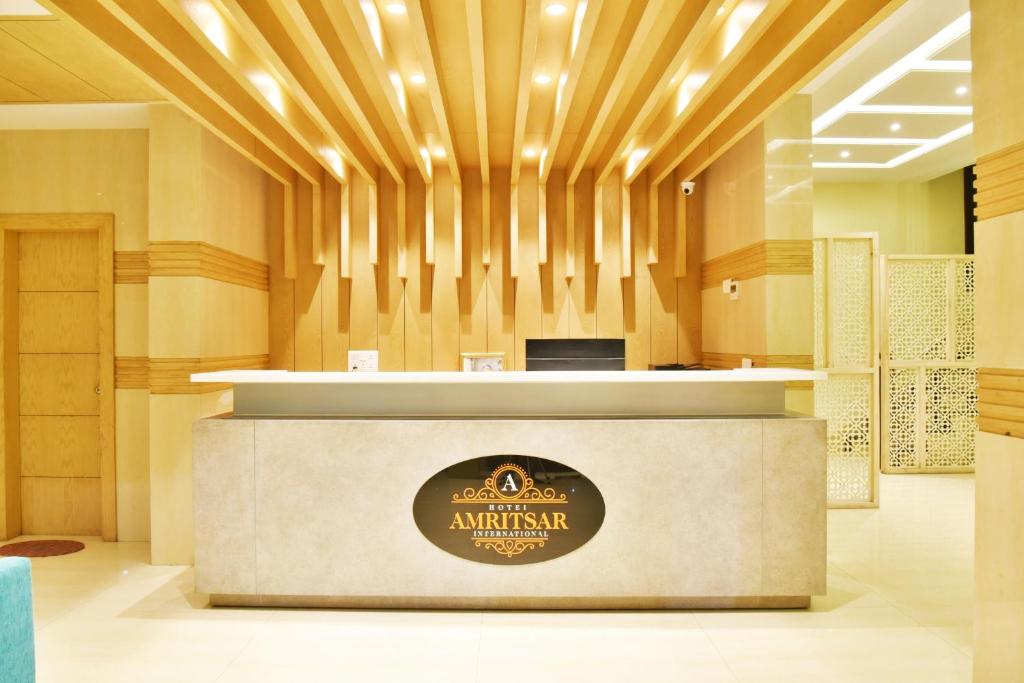 阿姆利则Hotel Amritsar International的澳洲大使馆大厅,带有徽标