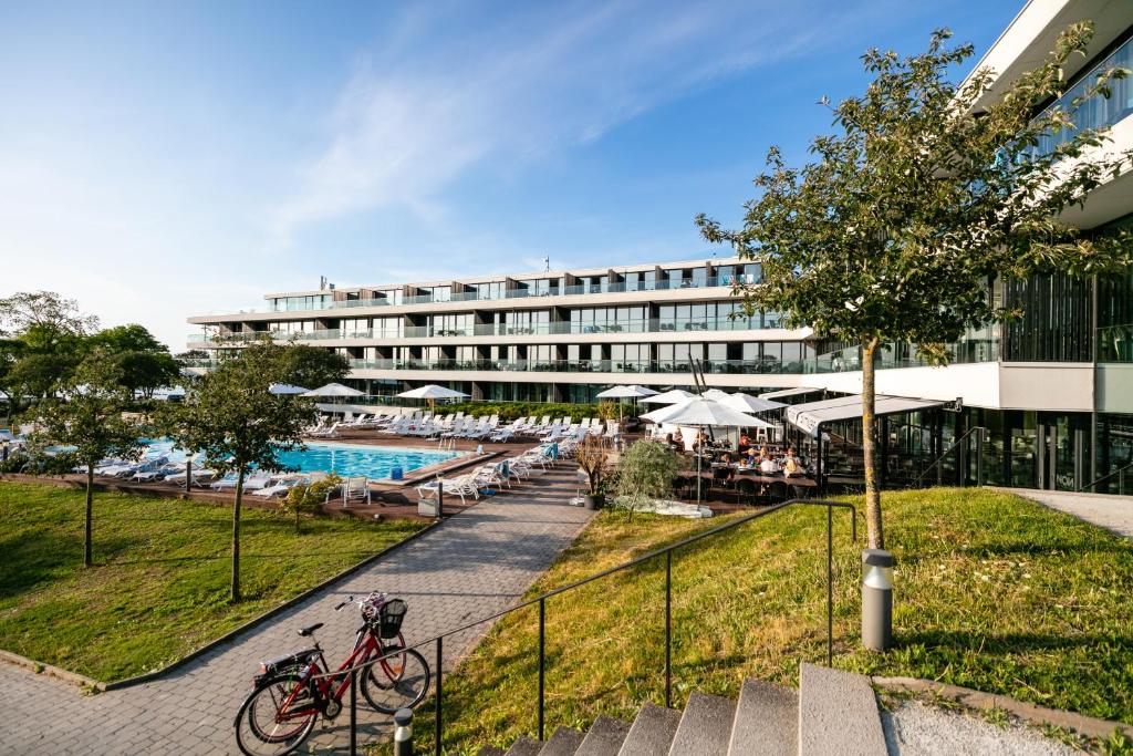 维斯比诺维度假酒店的一家酒店,在游泳池旁边停放两辆自行车