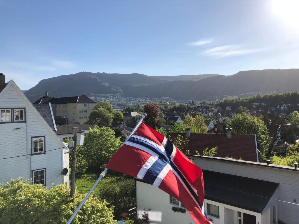 卑尔根# 1 Mountain View with free street parking的悬挂在房子顶上的一幅英国国旗