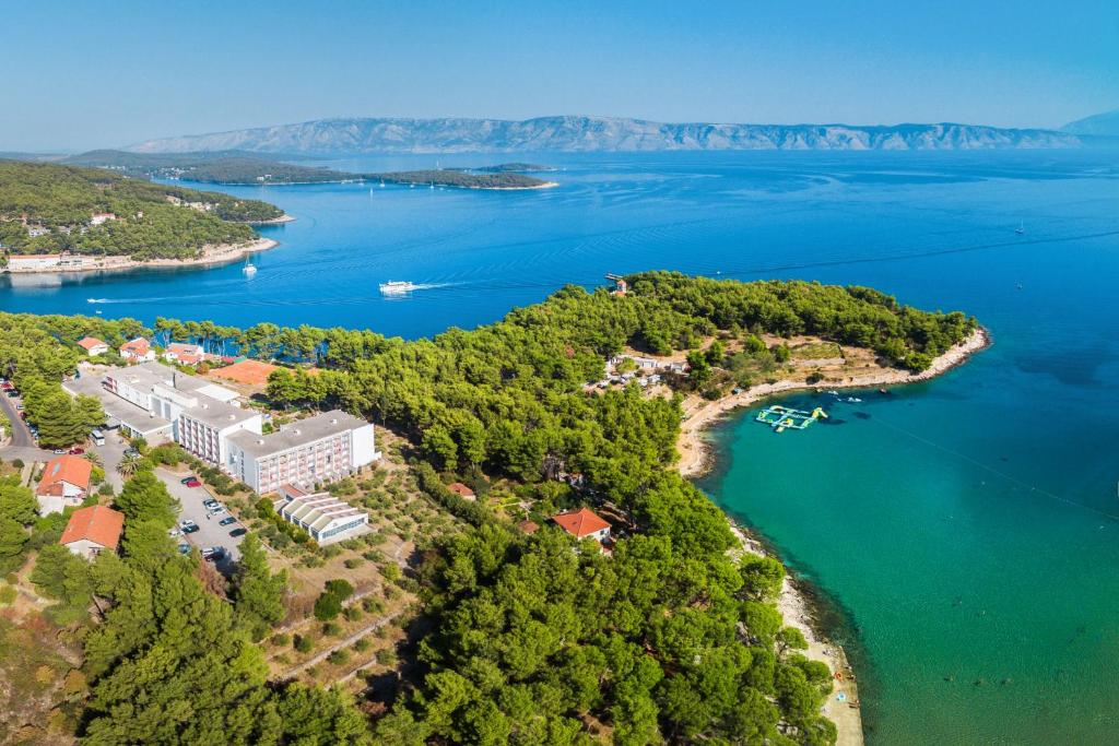 耶尔萨Hotel Hvar的水面上岛屿的空中景观