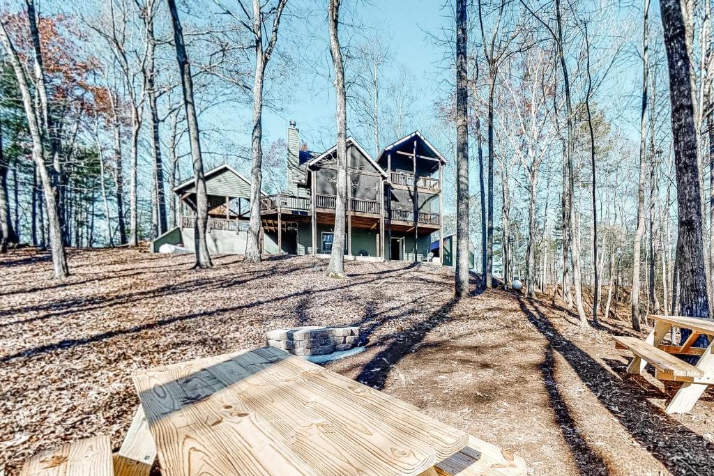 埃利杰Bearfoot Lodge的树林中的房屋,前面设有野餐桌